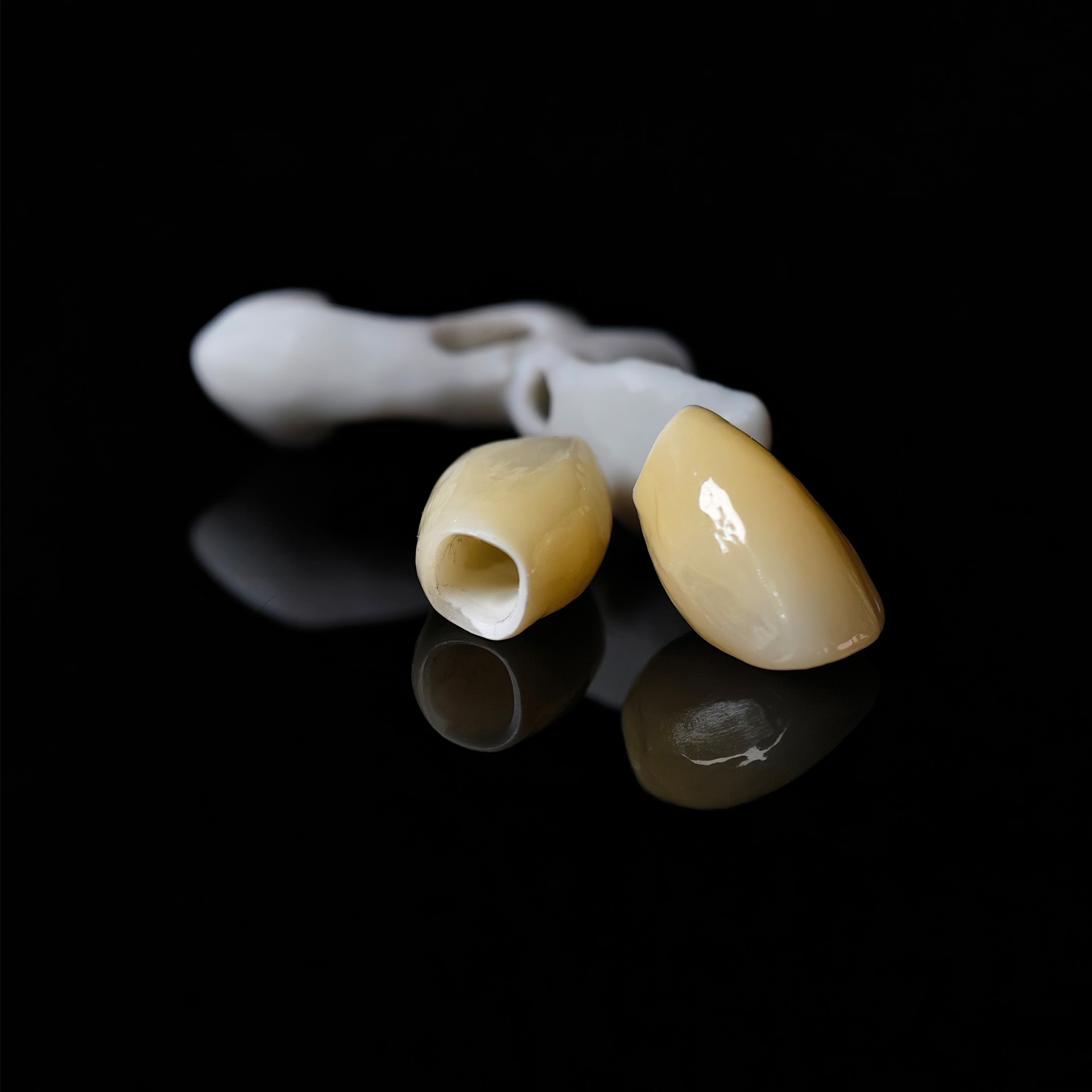 Zirconia implant crowns Screwmentable de