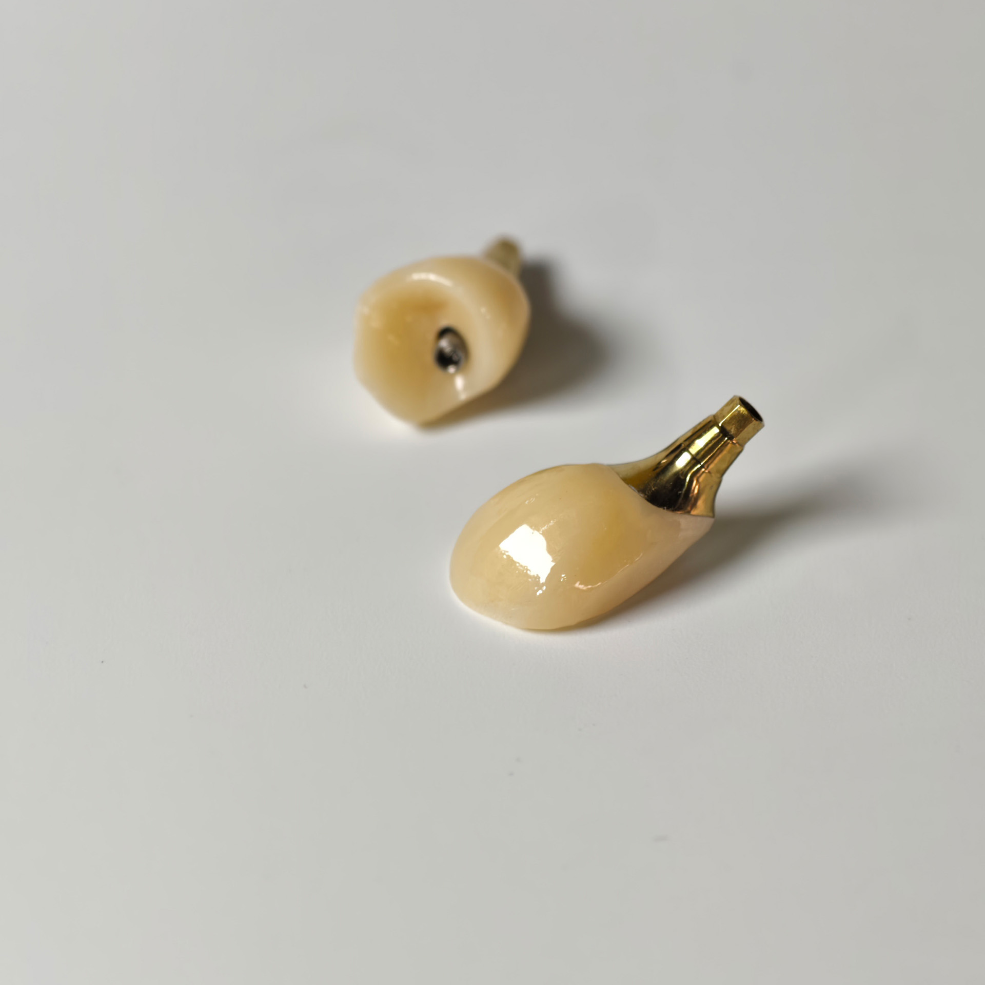 Zirconia crowns with gold-plated abutmen